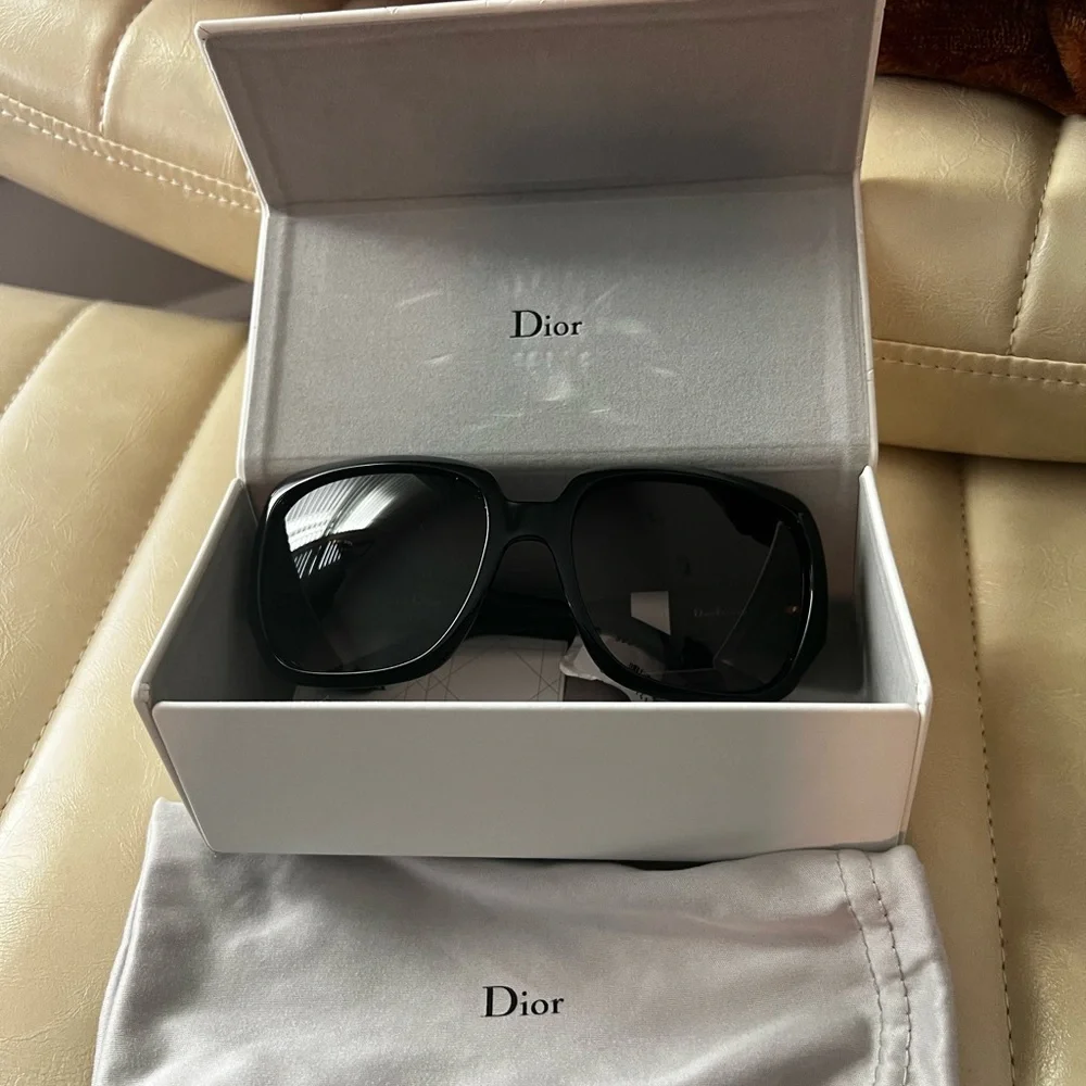 Dior Elegant Black Women's Sunglasses - Picture 4 of 5